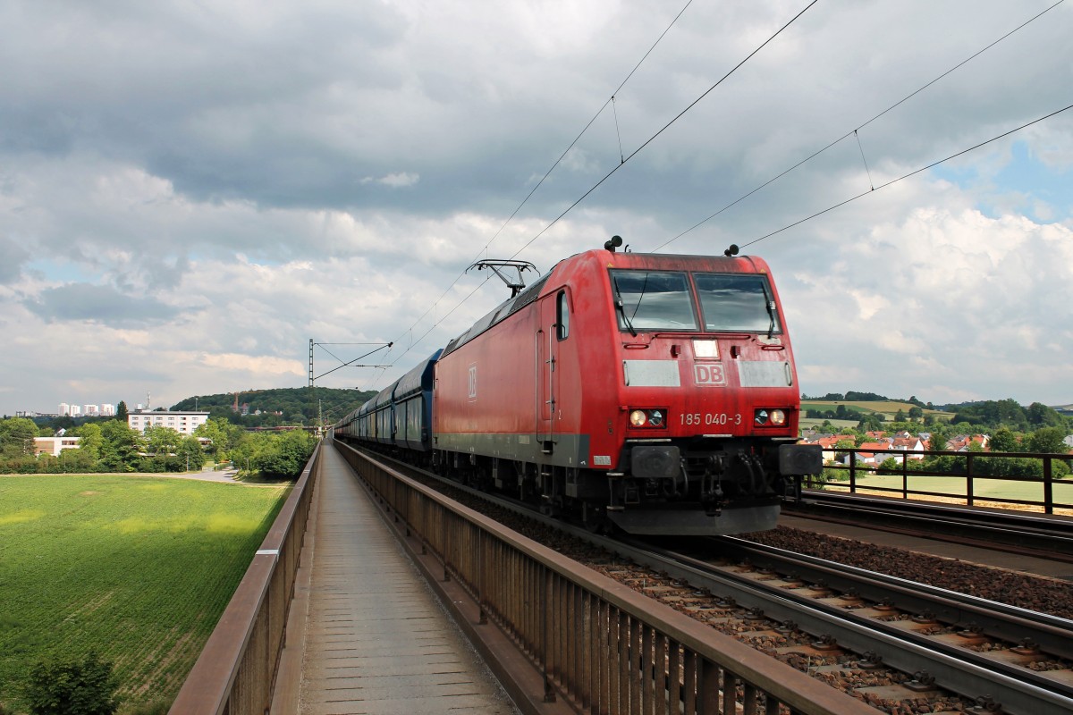Am 25.06.2014 fuhr 185 040-3 mit einem leeren Kohlezug von PKP Cargo über die Donaubrücke zwischen Regensburg Prüfening und Mariaort gen Nürnberg.