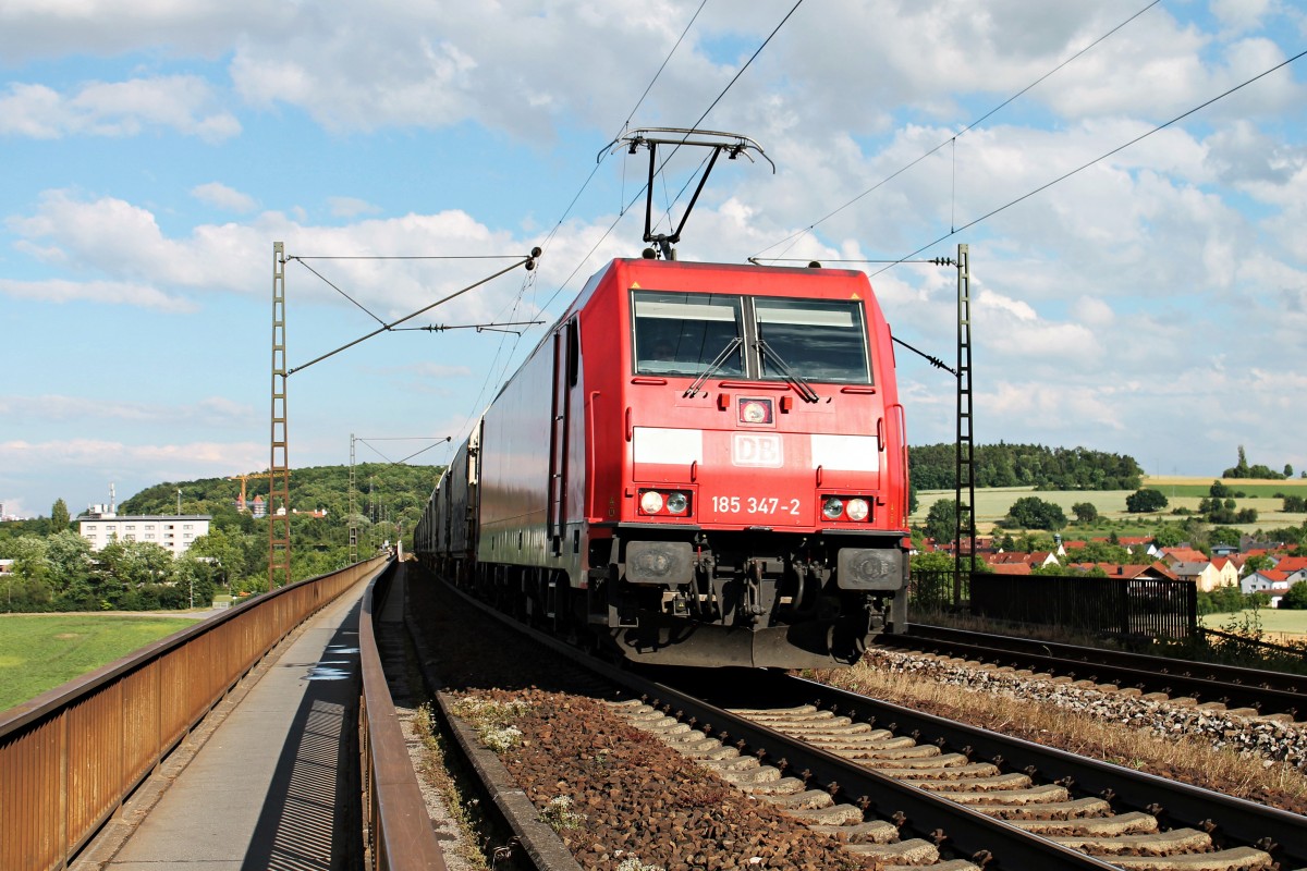 Am 25.06.2014 fuhr 185 347-2 mit einem Stahlzug aus österreichischen Coilwagen über die Donaubrücke bei Mariort gen Nürnberg.