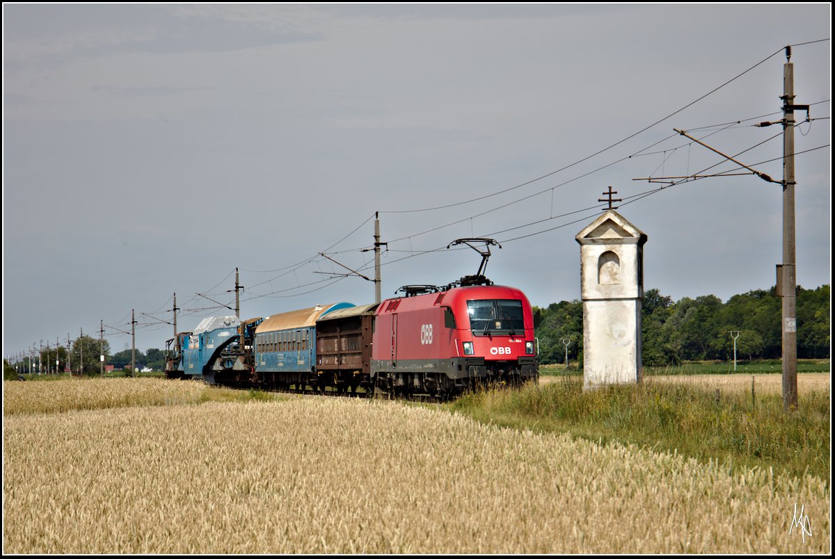 Am 25.06.2017 war die 1116.094 mit einem Transformator-Transport nach Korneuburg unterwegs. Entstanden ist diese Aufnahme kurz vor Stockerau. Bestimmt war der Transformator für das Umspannwerk in Stetten.