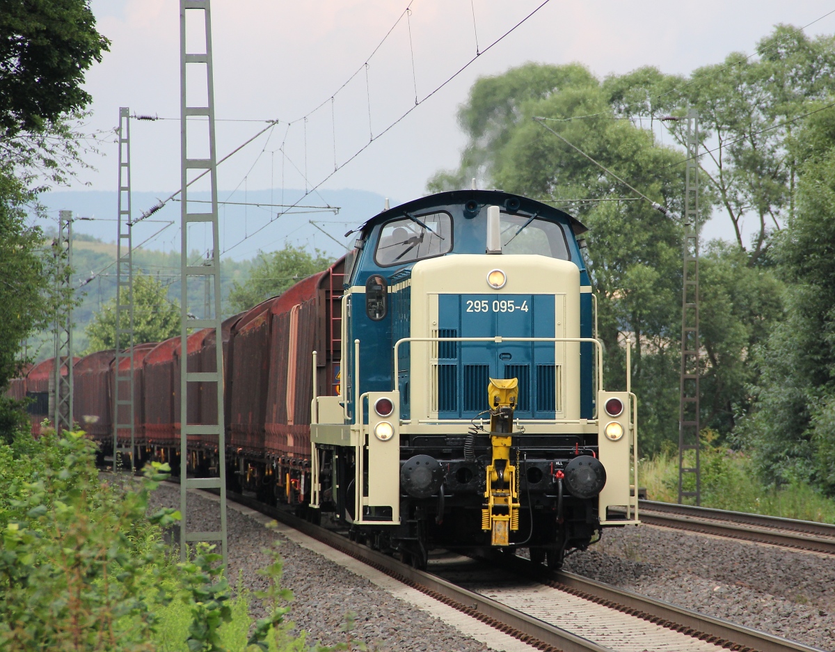 Am 25.07.2013 bespannte 295 095-4 einen Leerholzzug in Richtung Süden. Leider verendete der Zug damals in Cornberg, die Lok machte aufgrund der Hitze schlapp. Aufgenommen in Wehretal-Reichensachsen.