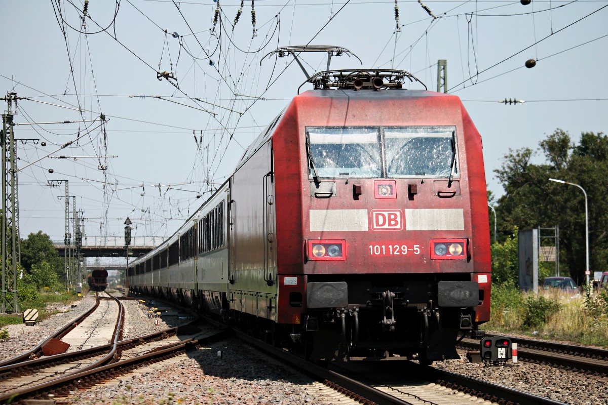 Am 25.07.2014 fuhr 101 129-5 in Müllheim (Baden) mit dem EC 7 (Hamburg Altona - Zürich HB/Chur HB) ein.