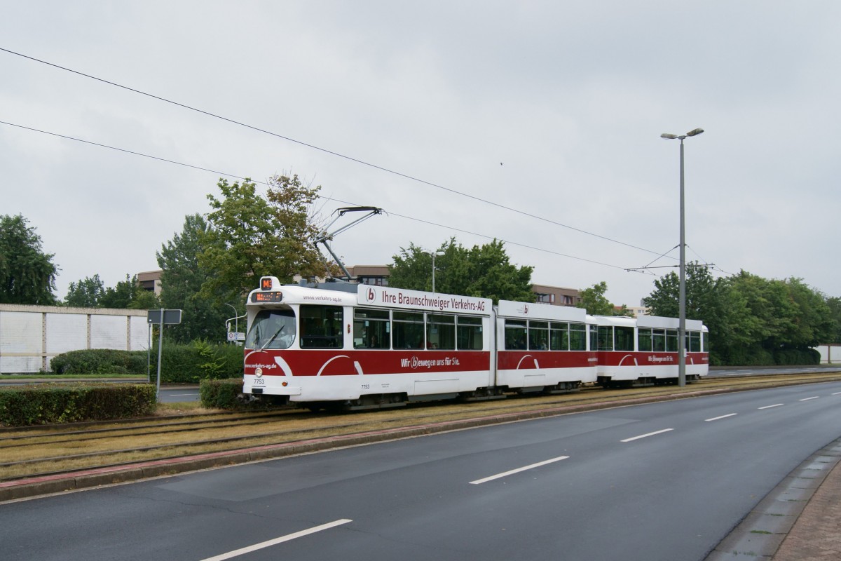 Am 25.07.2014 war der Braunschweiger GT6 7753 auf der Linie 3 unterwegs und erreicht die Haltestelle Rheinring.