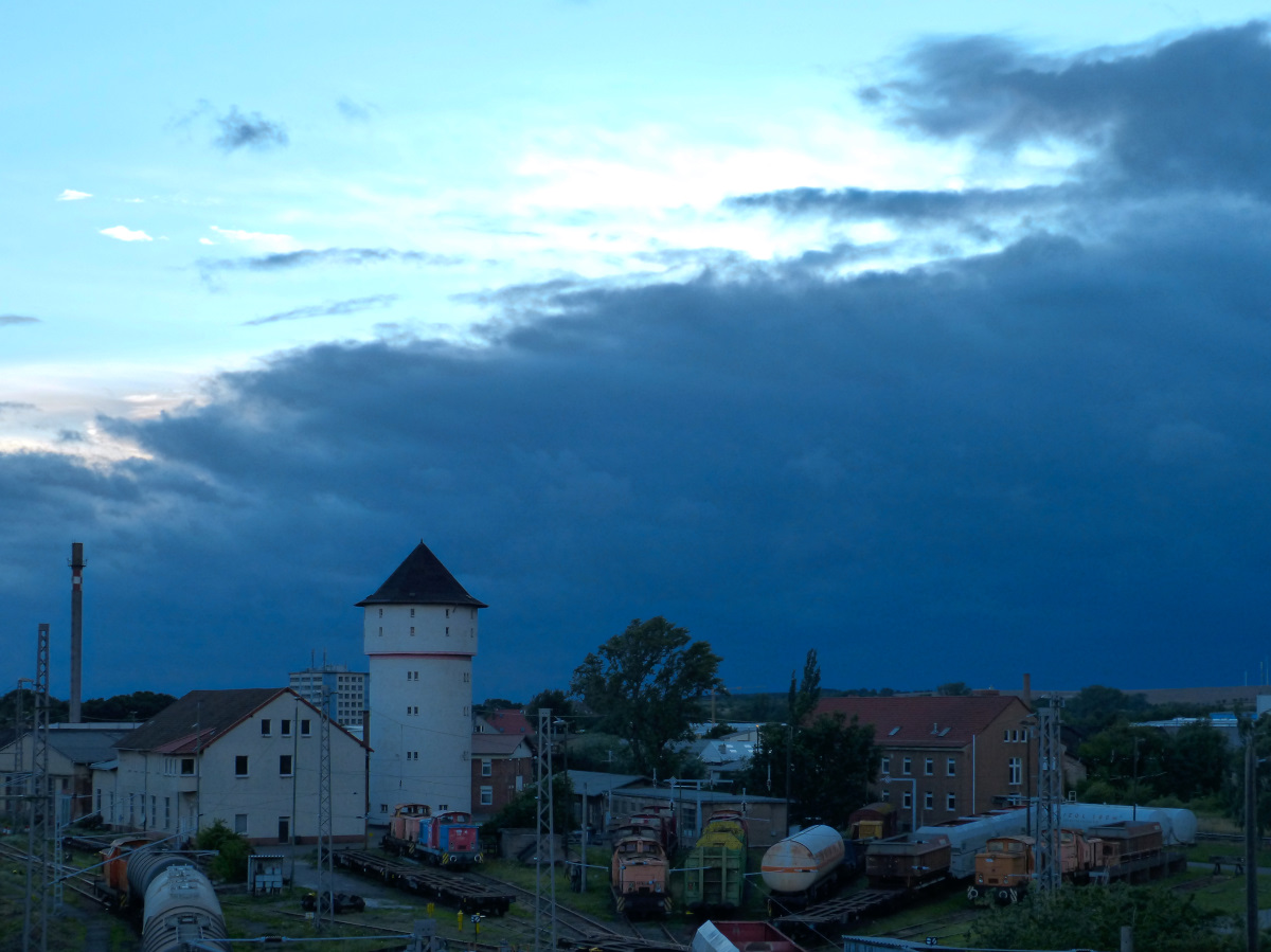 Am 25.07.2015 abends halb 9 machte ich von der Zeppelinbrücke in Nordhausen diese Aufnahme. Der Himmel brachte wohl meine Kamera an ihre Grenzen