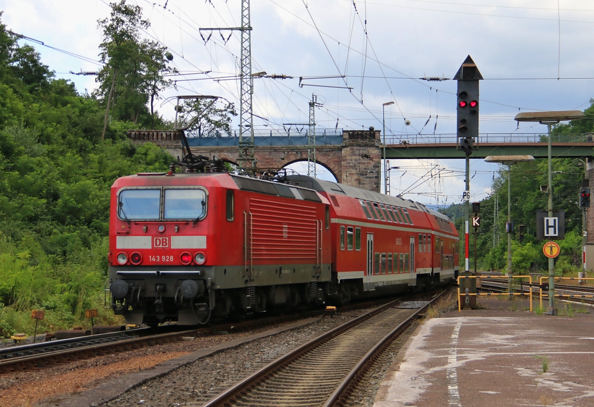 Am 25.07.2015 war allmählich schon die Halbzeit zum Winter-Fahrplanwechsel um und somit auch allmählich die Zeit der 143er auf der Relation Halle-Kassel. Hier schiebt 143 928 den RE nach Kassel Wilhelmshöhe nach dem Halten in Eichenberg.