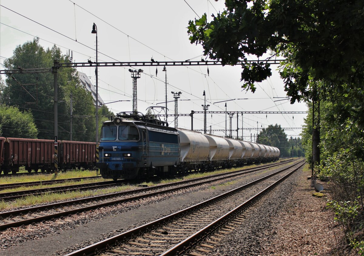 Am 25.07.21 fuhren noch die Elbtalumleiter. Es wurden auch Züge über Vojtanov umgeleitet. So konnte man nach vielen Jahren wieder mal eine 240 in Vojtanov antreffen. 240 065 ist hier mit ihrem Zug in Vojtanov angekommen.