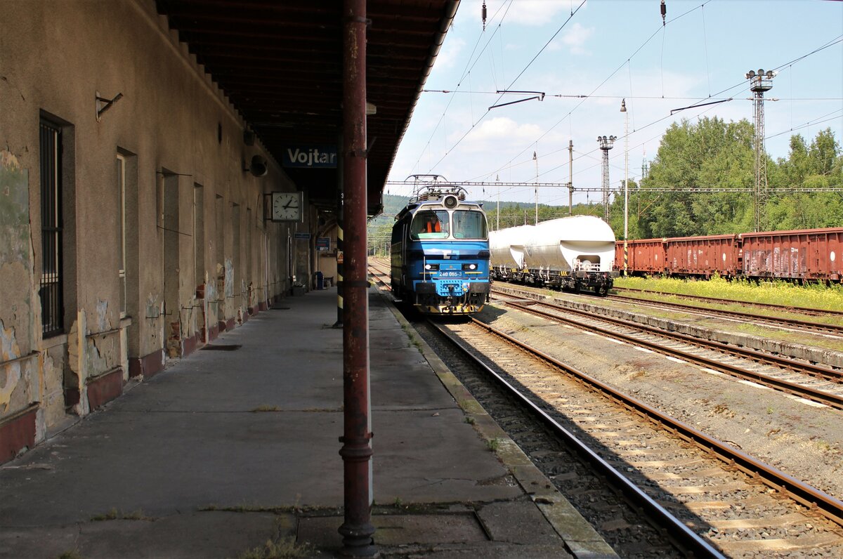 Am 25.07.21 fuhren noch die Elbtalumleiter. Es wurden auch Züge über Vojtanov umgeleitet. So konnte man nach vielen Jahren wieder mal eine 240 in Vojtanov antreffen. 240 065 setzt nun in Vojtanov um.
