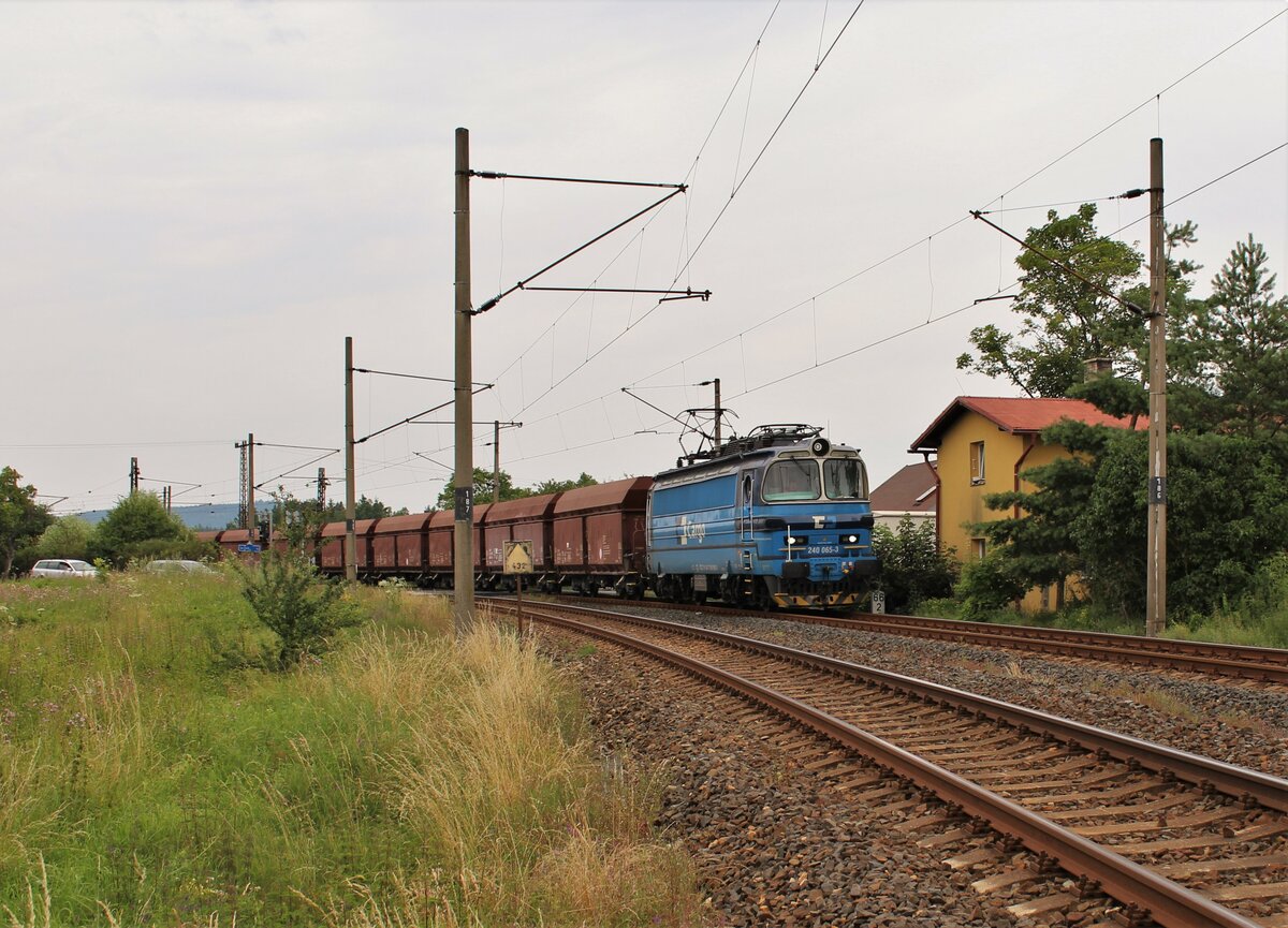 Am 25.07.21 fuhren noch die Elbtalumleiter. Es wurden auch Züge über Vojtanov umgeleitet. So konnte man nach vielen Jahren wieder mal eine 240 zwischen Vojtanov und Cheb antreffen. Hier ist 240 065 in Františkovy Lázně Richtung Cheb zu sehen.