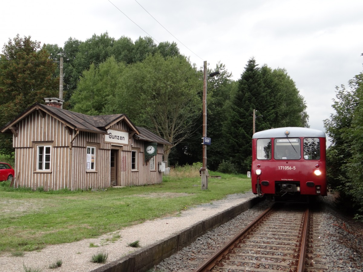 Am 25.08.13 fuhr das Ferkel (171 056-5) wieder von Adorf nach Muldenberg und zurck. Hier beim halt in Gunzen.
