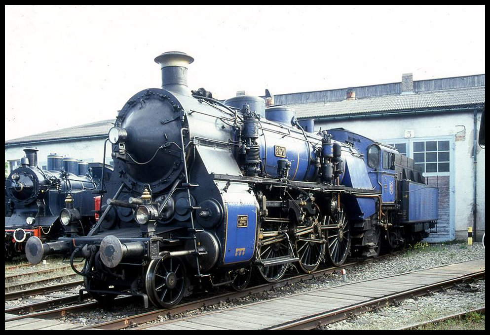 Am 25.08.2002 trug die bayerische Schnellzug Lok 3673 eine Rheingold Lackierung mit Sponsoren Vermerk MÄRKLIN. Hier steht sie in vollem Glanz in ihrem Heimat Museum dem BW Nördlingen.