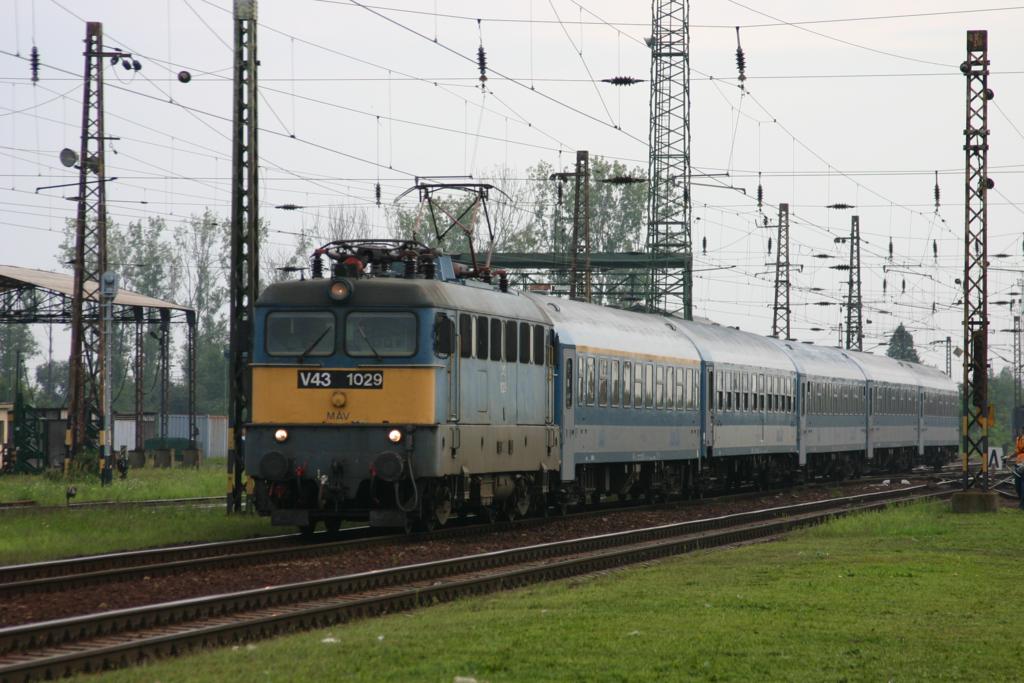 Am 25.08.2005 fährt V 431029 der MAV mit einem IC nach Budapest in den Bahnhof
Füszesabony ein.