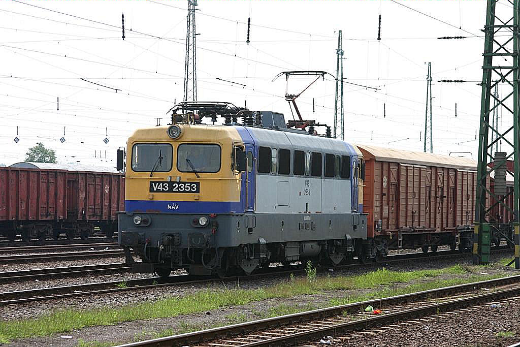 Am 25.08.2005 wartet die sonder lackierte V 432353 der MAV im Bahnhof Debrecen
auf Weiterfahrt.