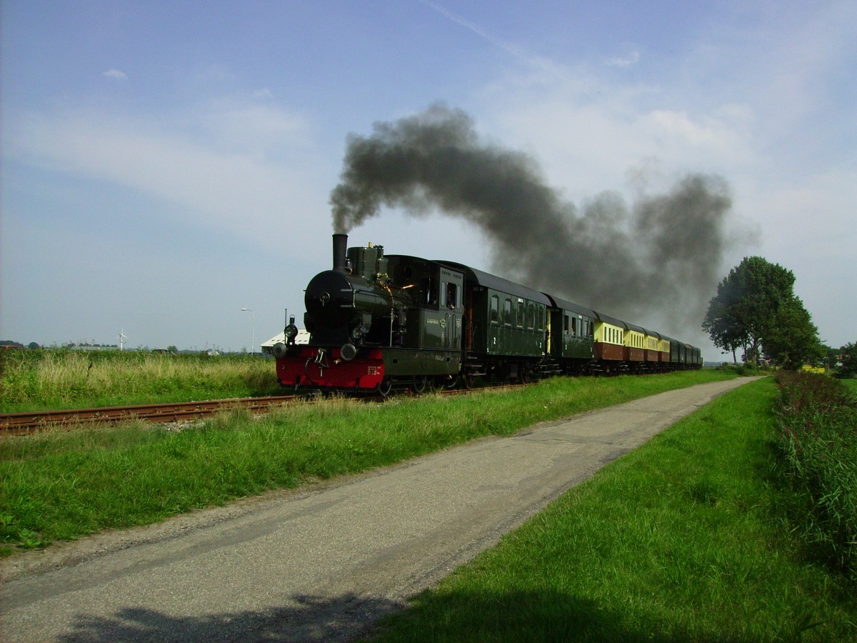 Am 25.08.2013 gab es schnes Wetter in Nord-Holland, sodass der Zug der Stoomtram Medemblik – Hoorn bei Midwoud erlegt werden konnte.