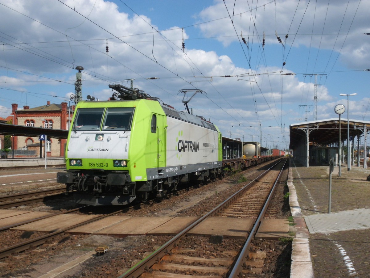 Am 25.08.2013 kam Captrain 185 532 mit einem Containerzug aus Richtung Magdeburg und fuhr weiter Richtung Salzwedel.