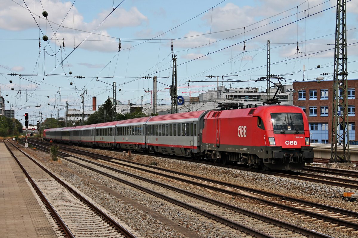 Am 25.08.2015 bespannte 1016 045 zusammen mit 1116 197, welche am Zuschluss lief, den EC 113 (Frankfurt (Main) Hbf - Klagenfurt Hbf), als sie durch München Heimeranplatz in Richtung Ostbahnhof fuhren.