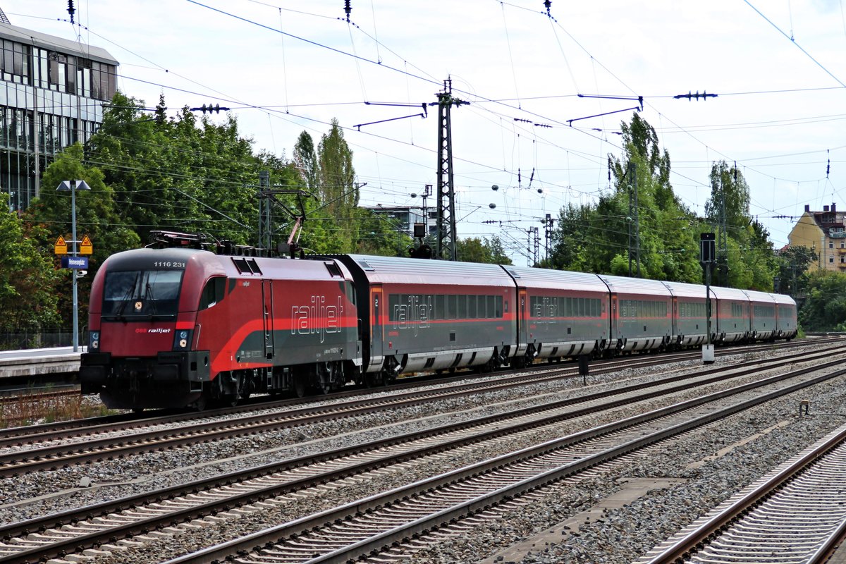 Am 25.08.2015 fuhr 1116 231 mit ihrem Railjet durch München Heimeranplatz in Richtung München Hauptbahnhof.