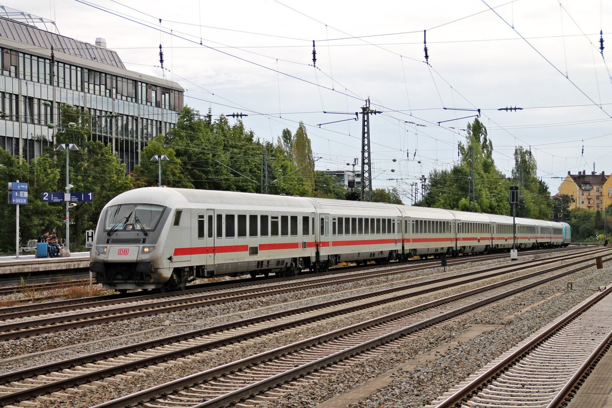 Am 25.08.2015 fuhr D-DB 61 80 80-91 107-5 zusammen mit der Schublok 101 102-2  110 Jahre VEDES  als EuroCity durch München Heimeranplatz in Richtung Hauptbahnhof.