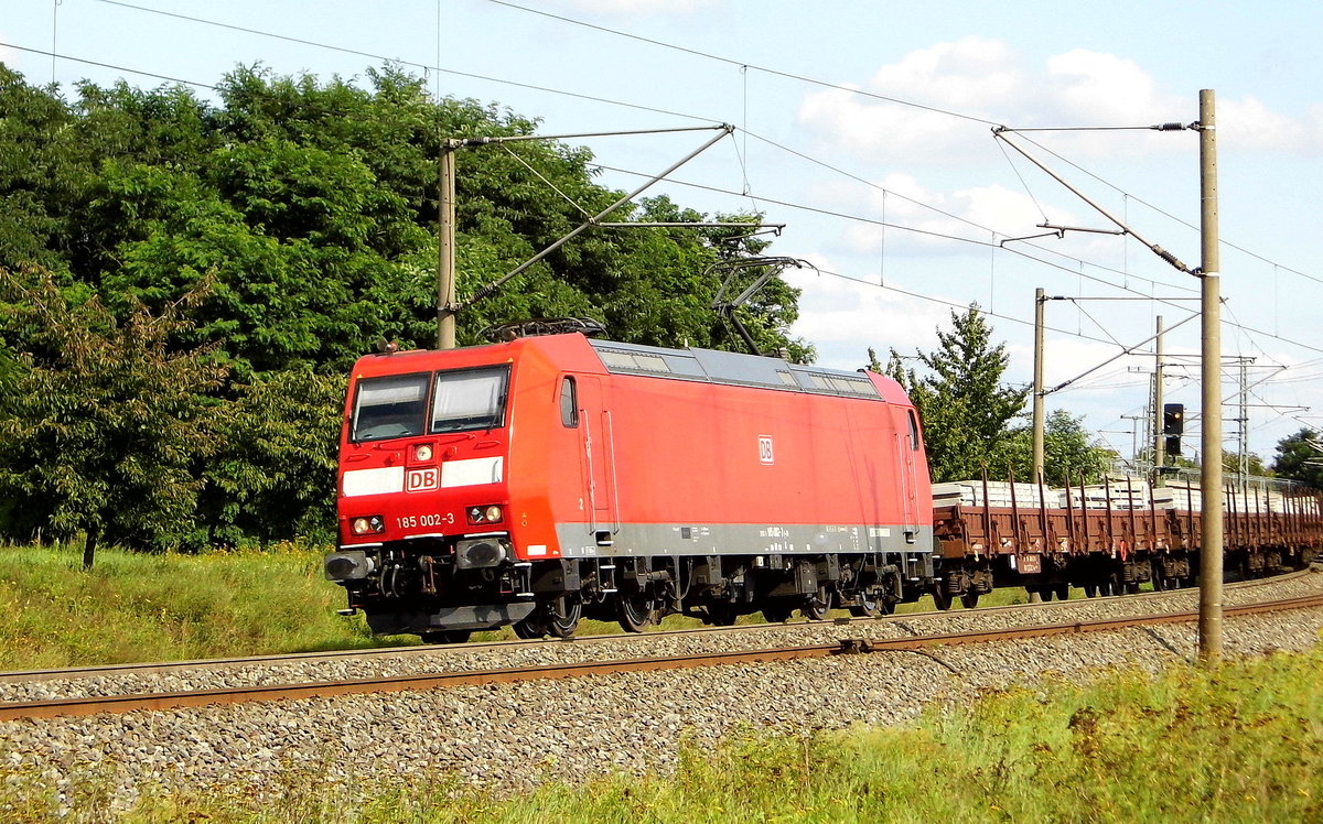 Am 25.08.2017 kam die 185 002-3 von der DB Cargo Deutschland AG, aus Richtung Stendal und fuhr weiter in Richtung Wittenberge. 