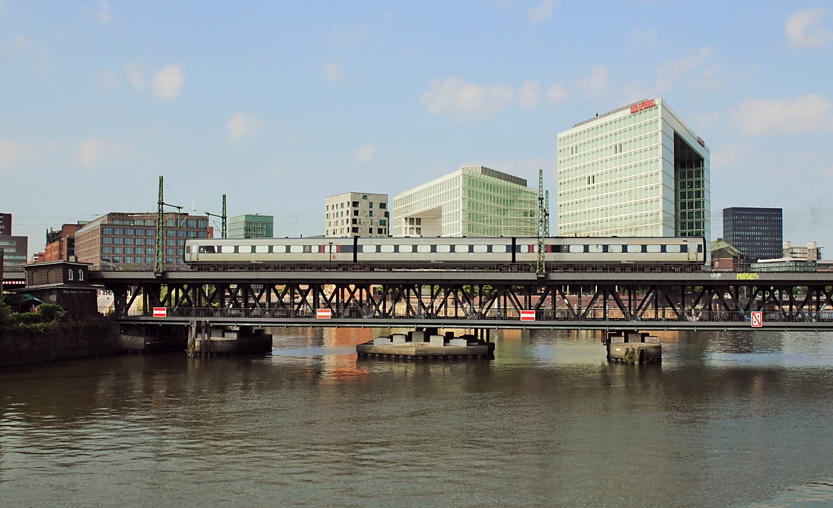 Am 25.08.2019 überquert ein IC3 der DSB die Oberhafenbrücke unweit des Hamburger Hauptbahnhofes