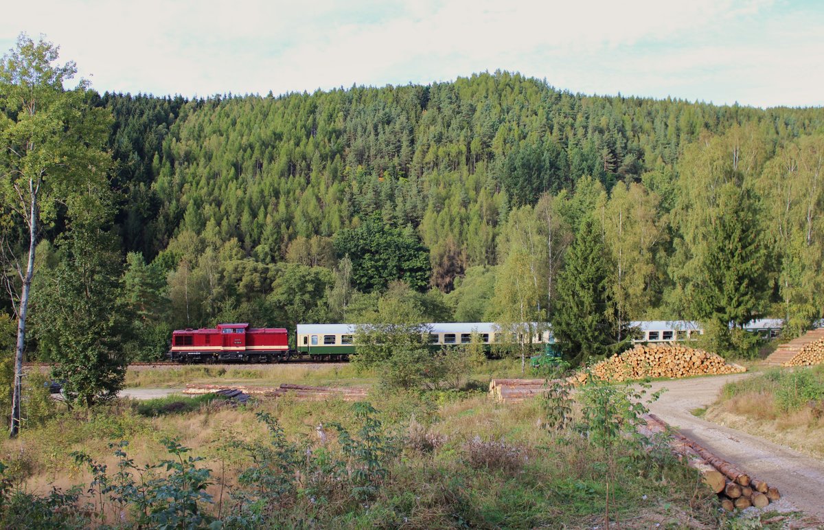 Am 25.09.16 fuhr wieder der Sormitztal-Express. Da die 41 1144 noch in Meiningen ist und die für die Fahrt vorgesehene 50er wohl auch defekt war, kam die 110 108-8 der Hörseltalbahn GmbH zum Einsatz. Wie ich fand war es eine sehr gute Entscheidung. Hier der Zug bei Harra.