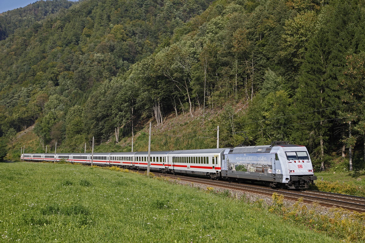 Am 25.09.2013 ist 101 016 mit EC217 zwischen Bruck/Mur und Pernegg unterwegs.