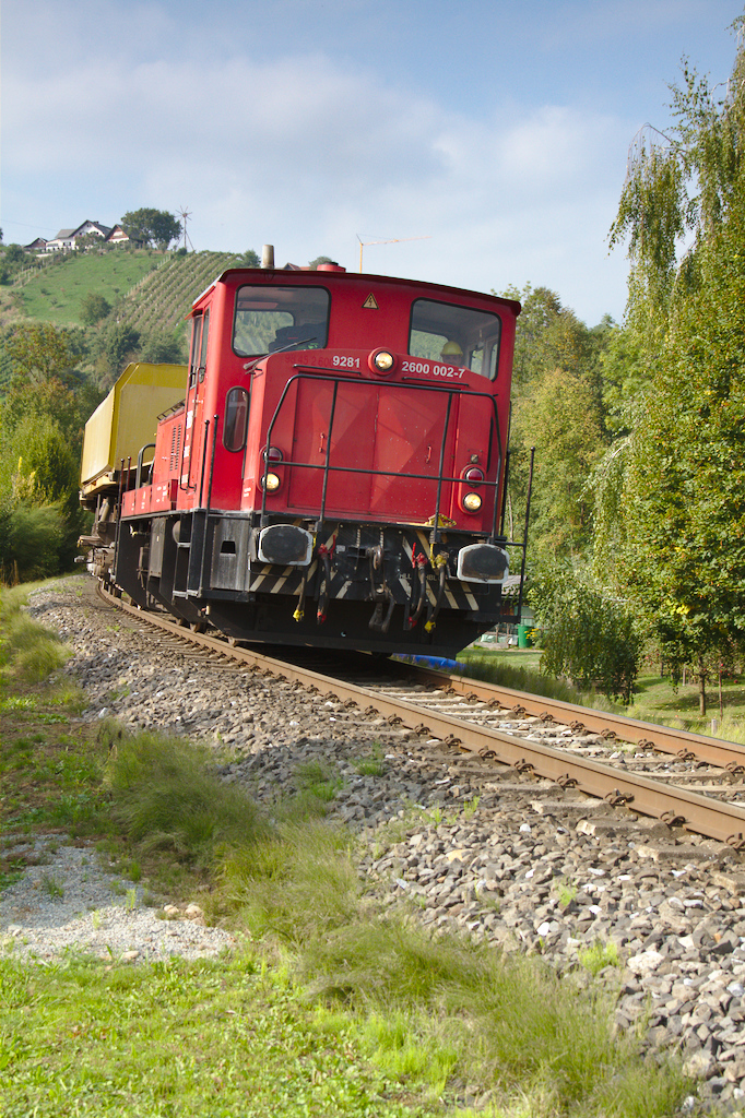 Am 25.09.2013 war die V600 der GKB mit dem leeren Abraumzug im groen Gleisbogen von Deutschlandsbewrg bergwrts unterwegs.