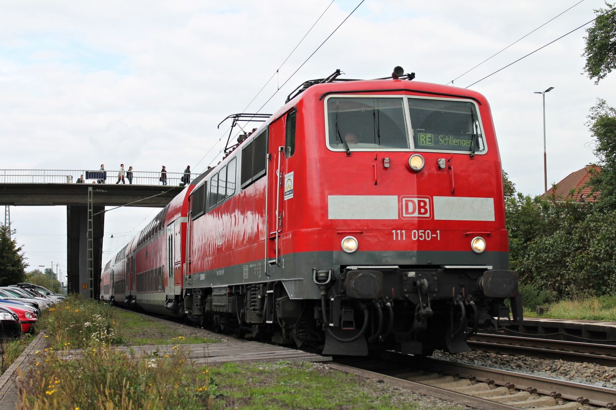 Am 25.09.2014 hilf die 111 050-1 vom BW Freiburg im RE Dienst zwischen Offenburg und Schliengen aus, da eine Planmäßige 146.1/.2 ausgefallen ist. Hier ist die schöne Dame mit einem RE (Offenburg - Schliengen) bei der Ausfahrt aus dem Bahnhof von Orschweier gen Ringsheim.