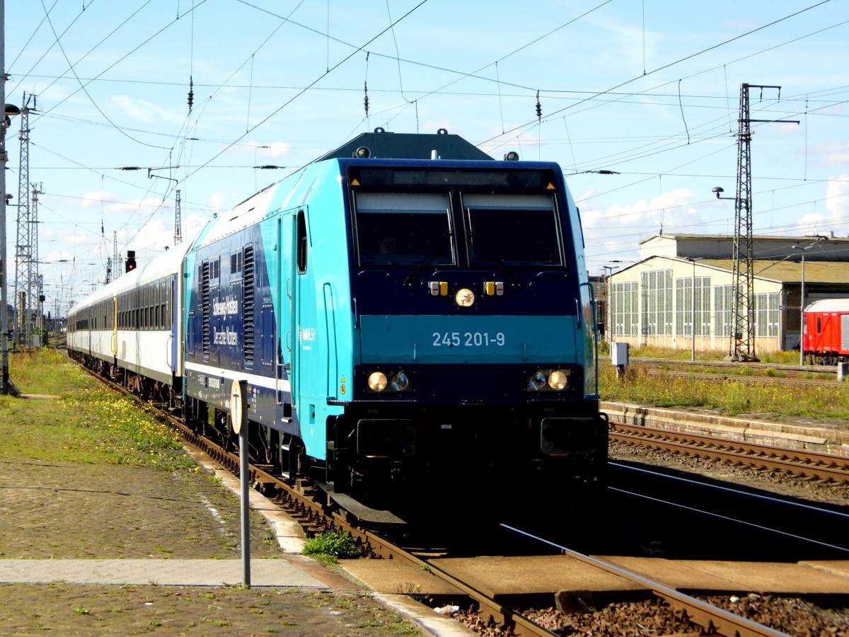 Am 25.09.2015 kam die 245 201-9 von der NOB aus Richtung Salzwedel nach Stendal und fuhr weiter in Richtung Magdeburg .