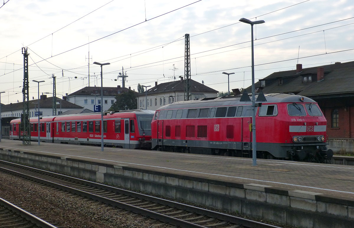 Am 25.09.2015 kam es im Bahnhof Plattling zu dieser nicht so häufigen Begegnung. Die 218 466 kam erst von rechts ins Bild mit dem 628/928 aus Richtung München eingefahren. Umfuhr dann den Triebwagen und setzte sich dann wie im Bild zu sehen ans andere Ende (die Schlußtafeln noch nicht umgehangen) und fuhr dann Richtung Regensburg weiter. Hier die Situation als er vorher einfuhr, in anderer Blickrichtung: http://www.bahnbilder.de/bild/deutschland~dieselloks-92-80~br-1-218-db-v-164/896972/am-25092015-stand-ich-im-bahnhof.html