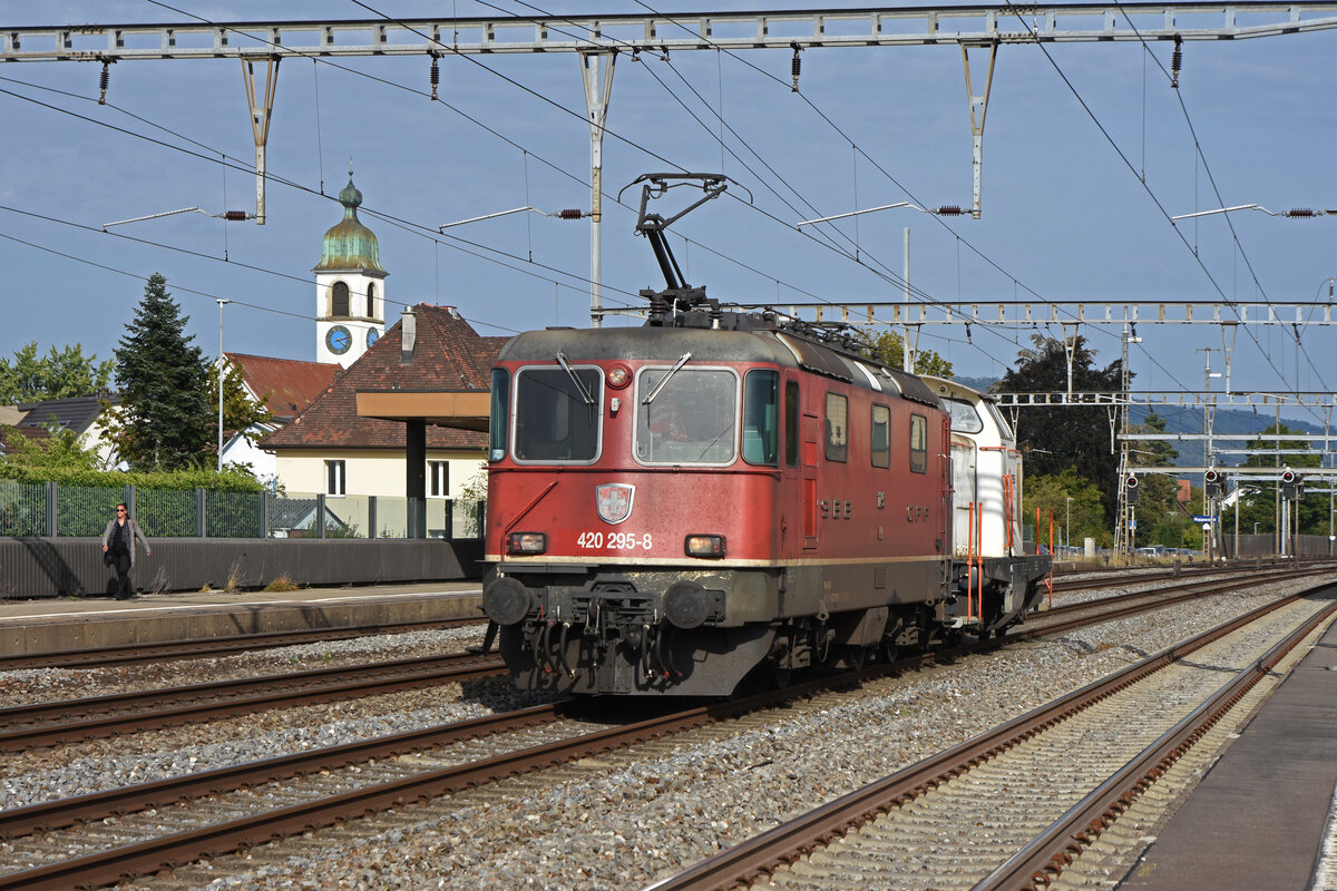 Am 25.09.2021 schleppt die Re 420 295-8 die Sersa Rangierlok 847 951-1  Gretli  durch den Bahnhof Rupperswil.