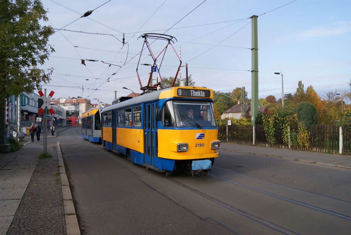 Am 25.10. war T4D-M 2190 mit NB4 921 auf einer Fotofahrt unterwegs. Nachgestellt wurde die �berquerung des Markkleeberger Bahn�berganges in der Rathausstra�e im Zuge der Linie 9.