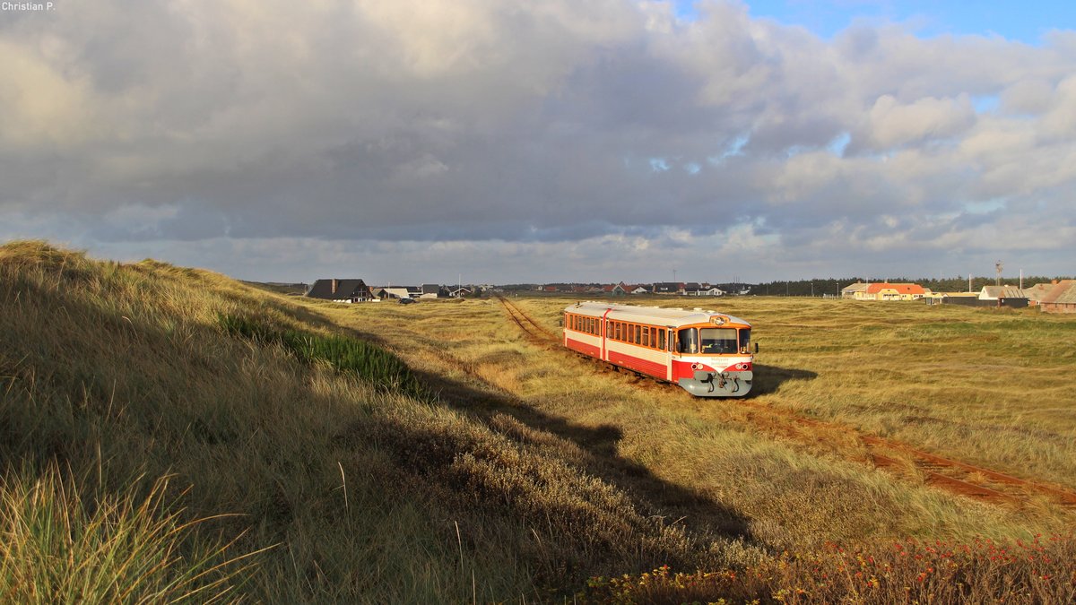 Am 25.10.17 fuhr der YS602 014-1/YM601 014-2  Tangen  als R 976 von Thyborøn nach Lemvig/Vemb, hier bei Vrist fotografiert.
Die in Dänemark als ML geführten Y-Tog werden im Volksmund auch  Lynette  genannt, was zu Deutsch Blitzchen bedeutet.
Die ab 1965 von der Waggonfabrik Uerdingen gebauten Triebwagen fanden bei einer vielzahl von Dänischen Privatbahnen großen anklang.
Mittlerweile hat nurnoch die Midtjyske Jernbaner (ehemals Lemvigbanen) die Fahrzeuge im bestand.
In derem Fuhrpark sind auch Einheiten anderer, mitlerweile nicht mehr existenten Bahnen zu finden bzw. ausgemusterte Fahrzeuge anderer Bahnen.
Jedoch ab 2019/2020 soll die Ära der  Lynetten  im Plandienst endgültig vorbei sein, die Midtjyske Jernbaner hat neue Fahrzeuge in Auftrag gegeben.
Das praktische Modulare System (YM-YM / YM-YS / YM-YP-YM / YM-YP-YP-YM) der verlängerbaren einheiten hat sich leider nicht groß durchgesetzt.
(YM=Motorwagen, YS=Steuerwagen, YP=Mittelwagen)