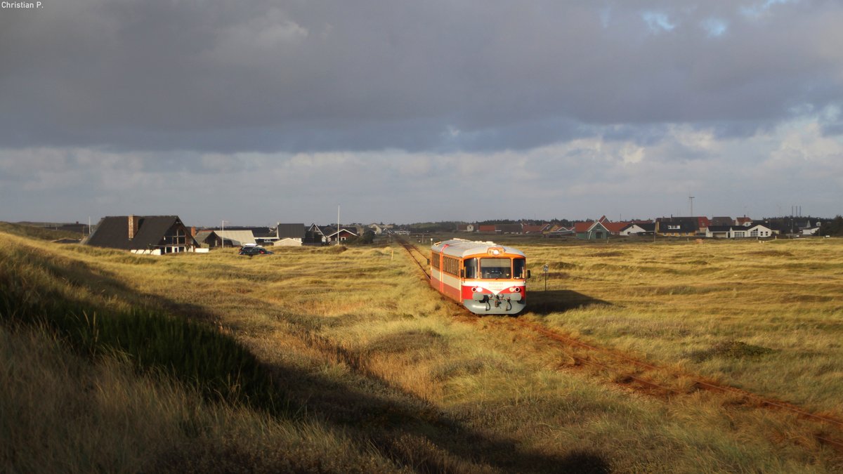Am 25.10.17 fuhr der YS602 014-1/YM601 014-2  Tangen  als R 976 von Thyborøn nach Lemvig/Vemb, hier bei Vrist fotografiert.
Die in Dänemark als ML geführten Y-Tog werden im Volksmund auch  Lynette  genannt, was zu Deutsch Blitzchen bedeutet.
Die ab 1965 von der Waggonfabrik Uerdingen gebauten Triebwagen fanden bei einer vielzahl von Dänischen Privatbahnen großen anklang.
Mittlerweile hat nurnoch die Midtjyske Jernbaner (ehemals Lemvigbanen) die Fahrzeuge im bestand.
In derem Fuhrpark sind auch Einheiten anderer, mitlerweile nicht mehr existenten Bahnen zu finden bzw. ausgemusterte Fahrzeuge anderer Bahnen.
Jedoch ab 2019/2020 soll die Ära der  Lynetten  im Plandienst endgültig vorbei sein, die Midtjyske Jernbaner hat neue Fahrzeuge in Auftrag gegeben.
Das praktische Modulare System (YM-YM / YM-YS / YM-YP-YM / YM-YP-YP-YM) der verlängerbaren einheiten hat sich leider nicht groß durchgesetzt.
(YM=Motorwagen, YS=Steuerwagen, YP=Mittelwagen) 