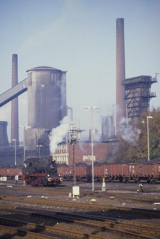 Am 25.10.1989 dampfte es noch im Aachener Revier. Dampflok Anna 8 rangiert hier in der Zeche Alsdorf.