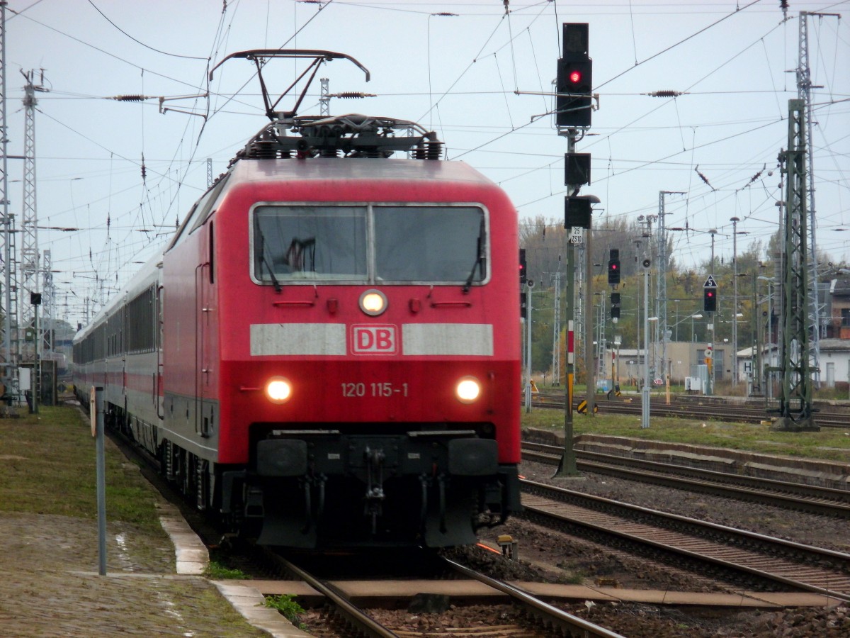 Am 25.10.2013 kam 120 115 mit dem IC 2239 durch Stendal und fuhr weiter Richtung Dresden.