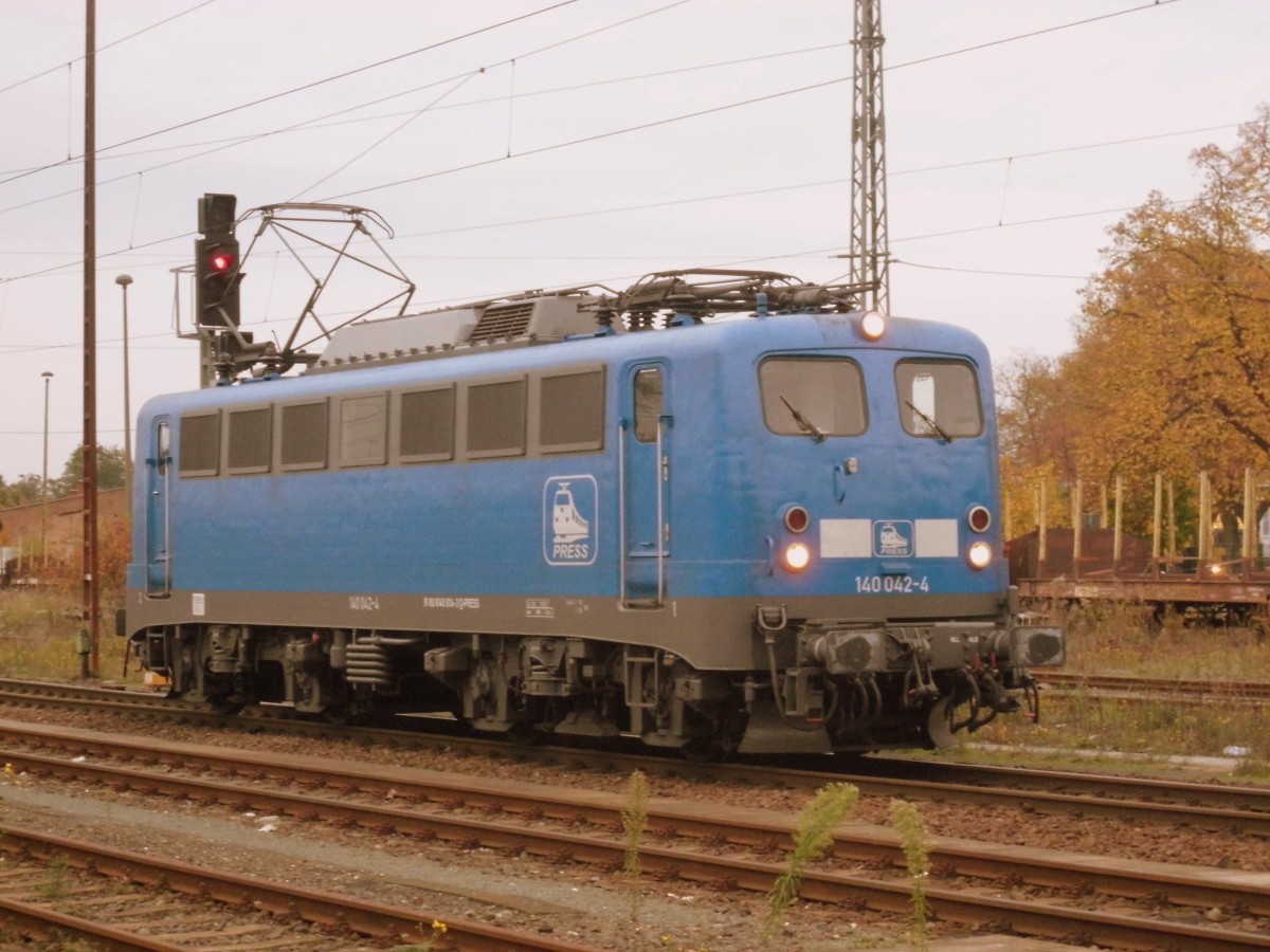 Am 25.10.2013 kam 140 042 (140 834)mit einem Holzzug aus Richtung Wittenberge.In Stendal machte sie Kopf um den Holzzug nach Borstel(bergabebahnhof)zubringen.