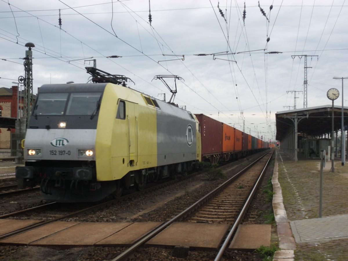 Am 25.10.2013 kam 152 197 mit einem Containerzug aus Richtung Magdeburg durch Stendal und fuhr weiter Richtung Uelzen.