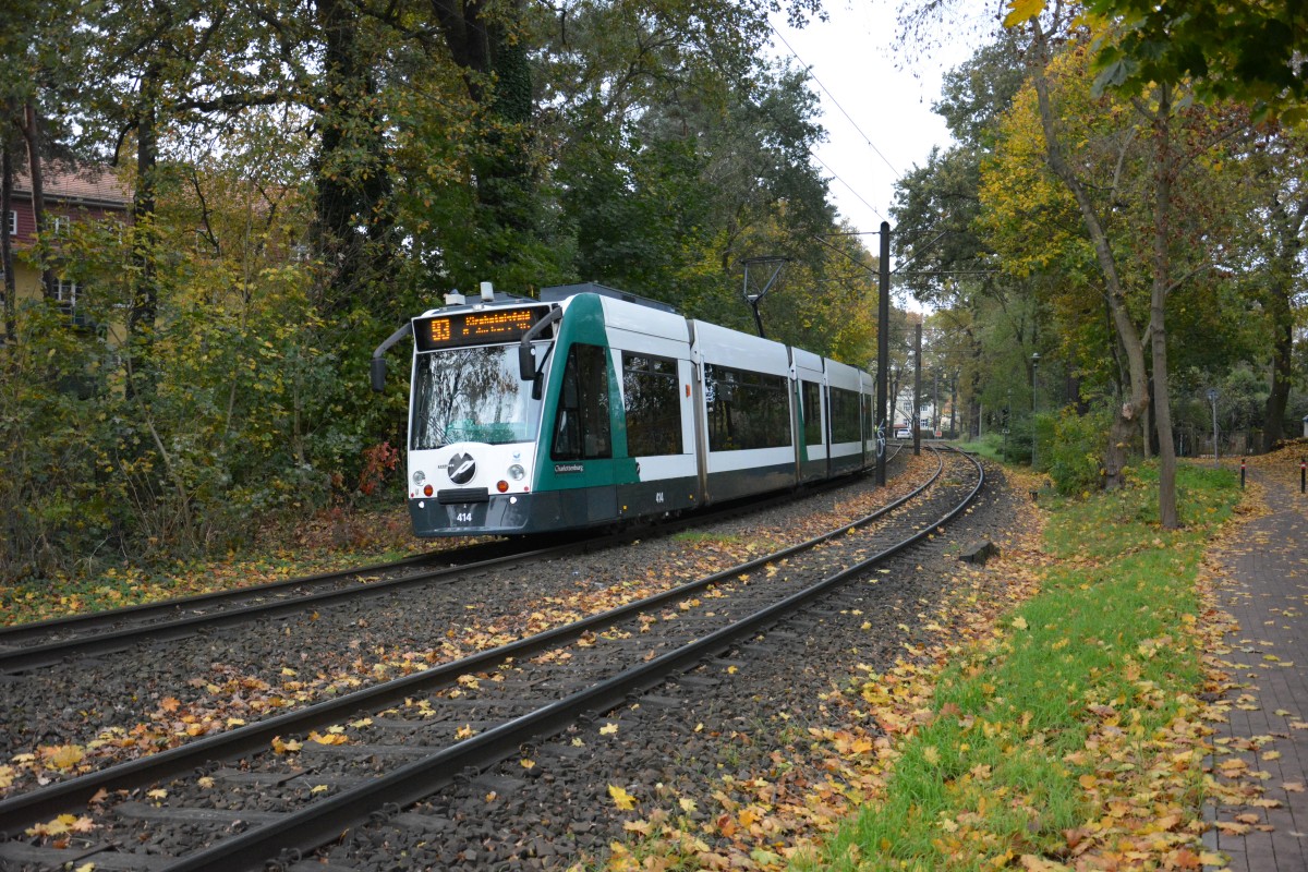 Am 25.10.2014 fährt aufgrund von Bauarbeiten die Linie 93 zum Kirchsteigfeld. Aufgenommen zwischen H-M-Allee und Schlaatz. (Siemens Combino 414  Charlottenburg )