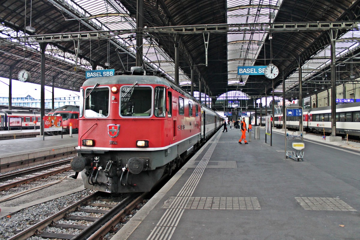 Am 25.10.2014 stand Re 4/4 11154 mit einem IR (Basel SBB - Locarno) im Startbahnhof und wartet auf die Abfahrt.