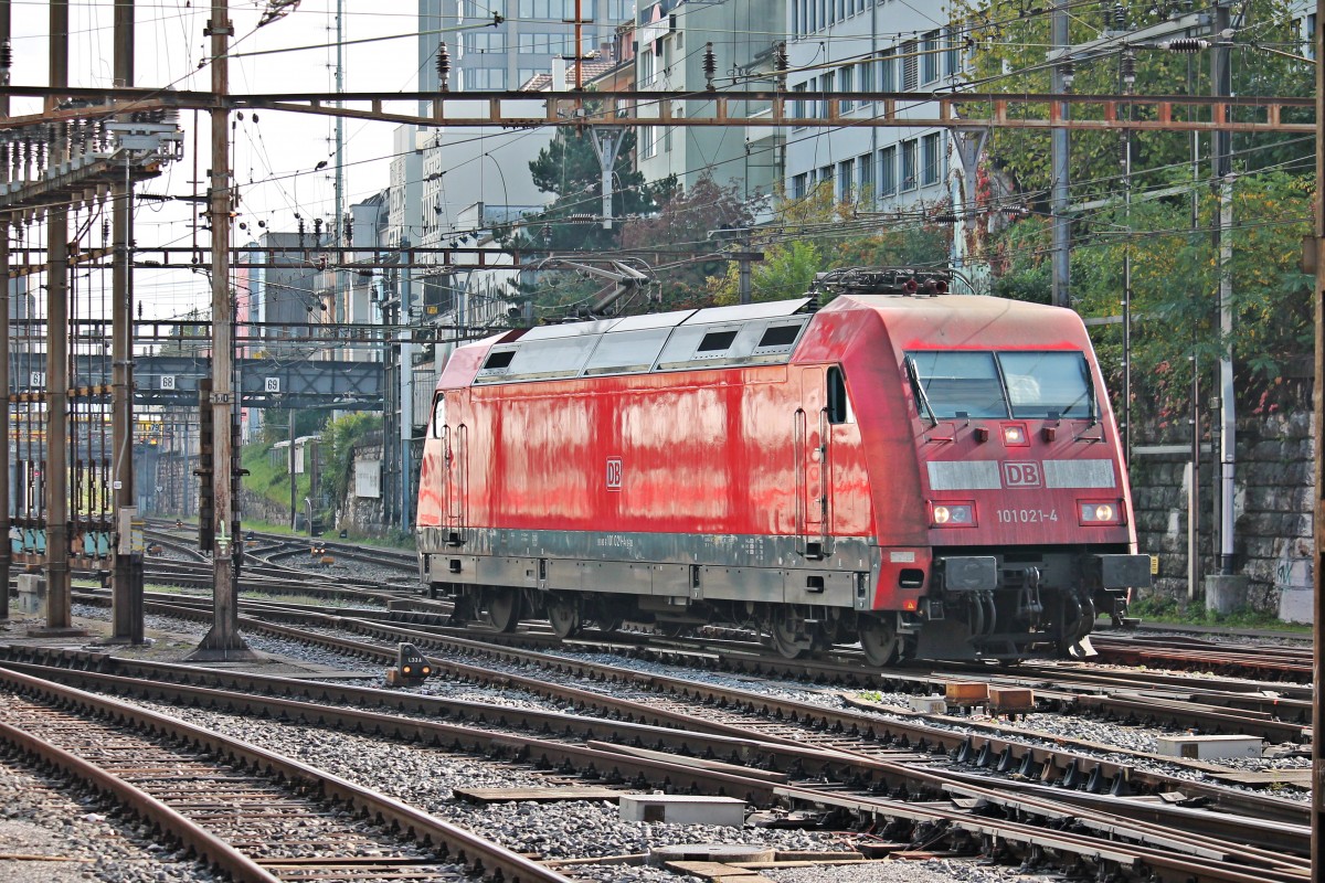 Am 25.10.2014 traf 101 021-4 aus Basel Bad Bf im Bahnhof SBB von Basel ein, um später den EC 6 (Chur HB/Zürich HB - Hamburg Altona) bis zum Endbahnhof zu bespannen.
