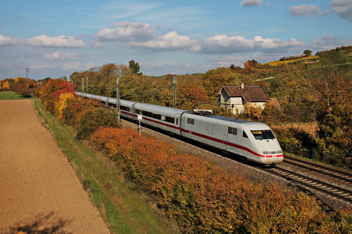 Am 25.10.2015 fuhr 401 080-7  Castrop Rauxel  bei Müllheim (Baden) durch die herbstliche Landschaft in Richtung Basel.