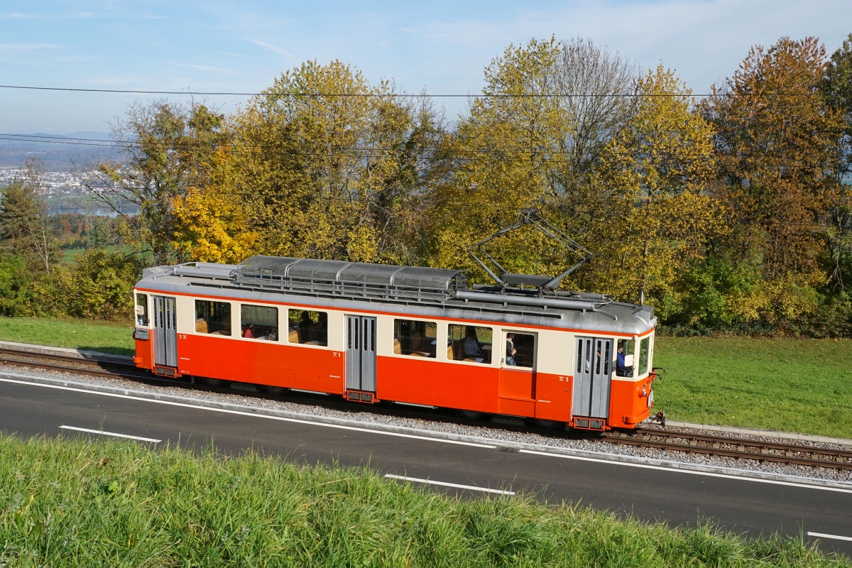 Am 25.10.2015 verkehrte der BDe 4/4 10 der Forchbahn zum letzten Mal vor der grossen Revision. Ich konnte den historischen Motorwagen zwischen Scheuren und Neuhaus ablichten.