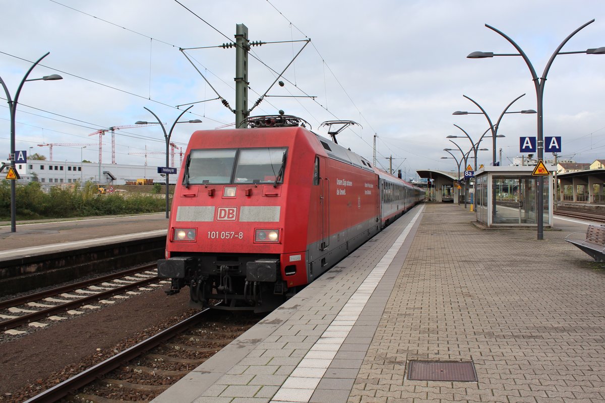Am 25.10.2017 ereicht IC119 nach Innsbruck den Hauptbahnhof Heidelberg.