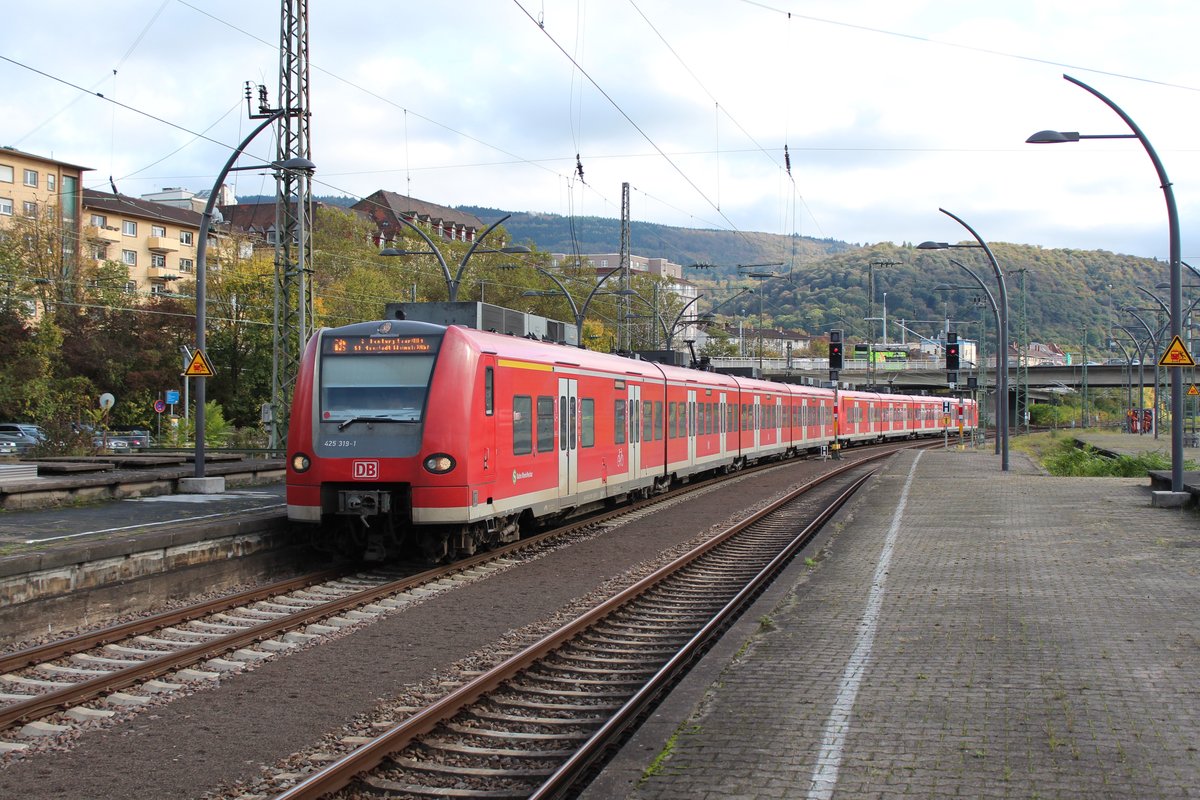Am 25.10.2017 erreicht eine Doppeltraktion BR 425 der S-Bahn RheinNeckar als S1 nach Homburg den Hauptbahnhof Heidelberg.