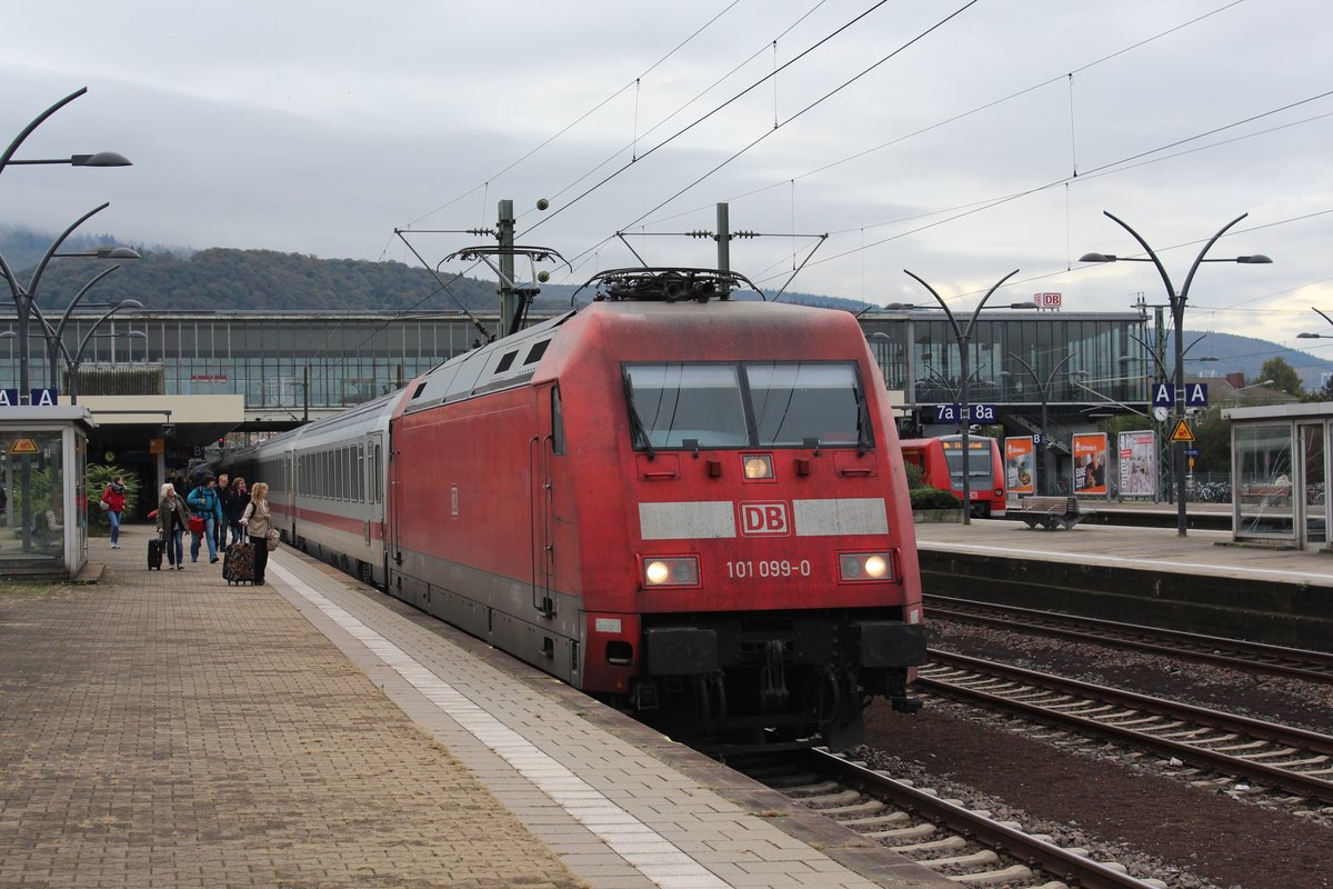 Am 25.10.2017 erreicht IC2218 nach Hamburg den Hauptbahnhof von Heidelberg.