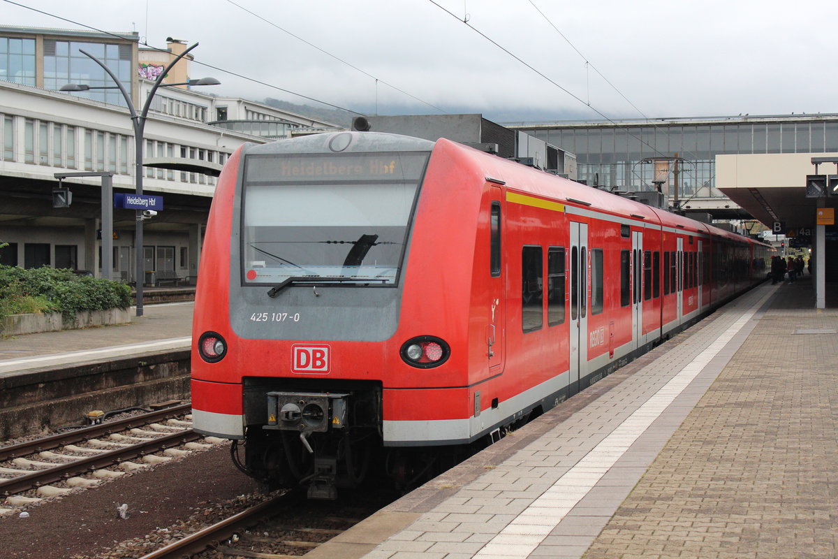 Am 25.10.2017 steht RE12053 nach Heilbronn im Hauptbahnhof Heidelberg.