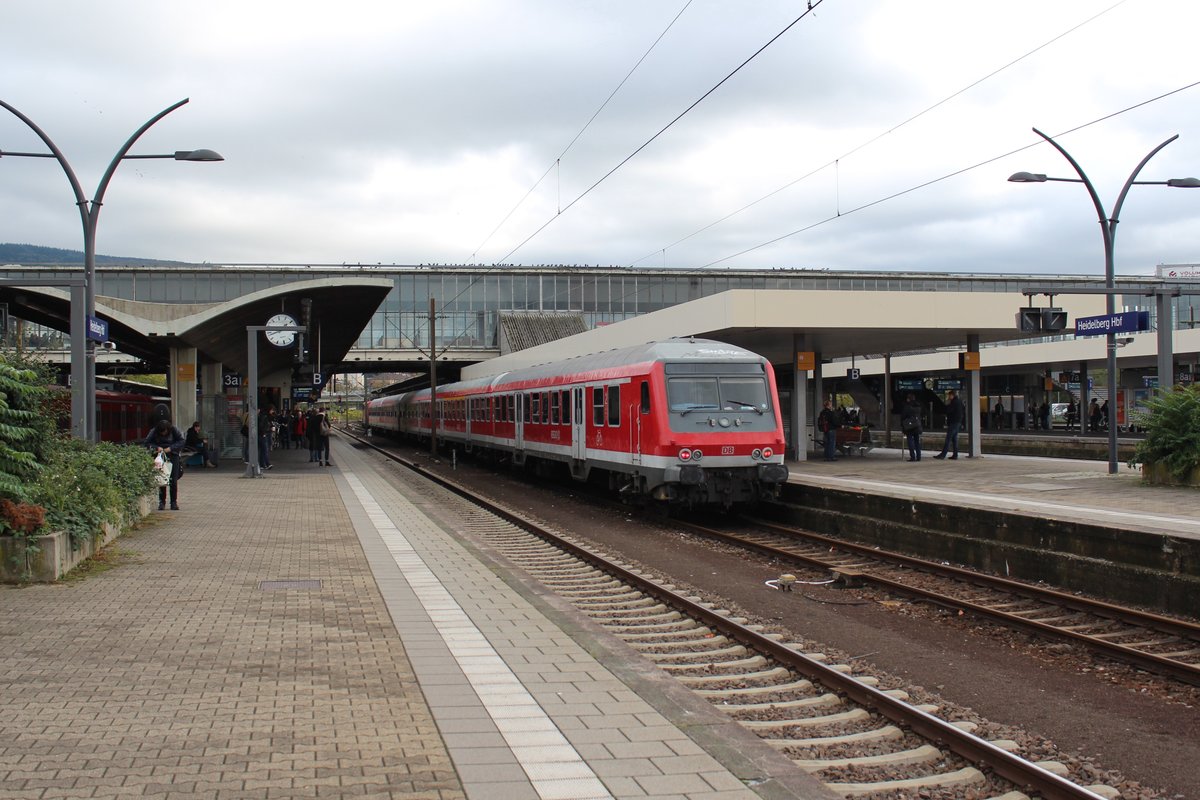 Am 25.10.2017 steht RE12077 nach Heilbronn im Hauptbahnhof Heidelberg.