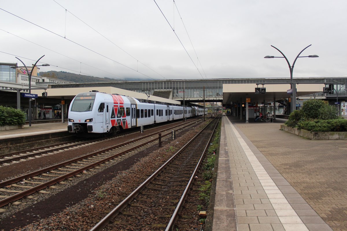 Am 25.10.2017 steht eine Süwex Doppeltraktion als RE14 im Hauptbahnhof Heidelberg.