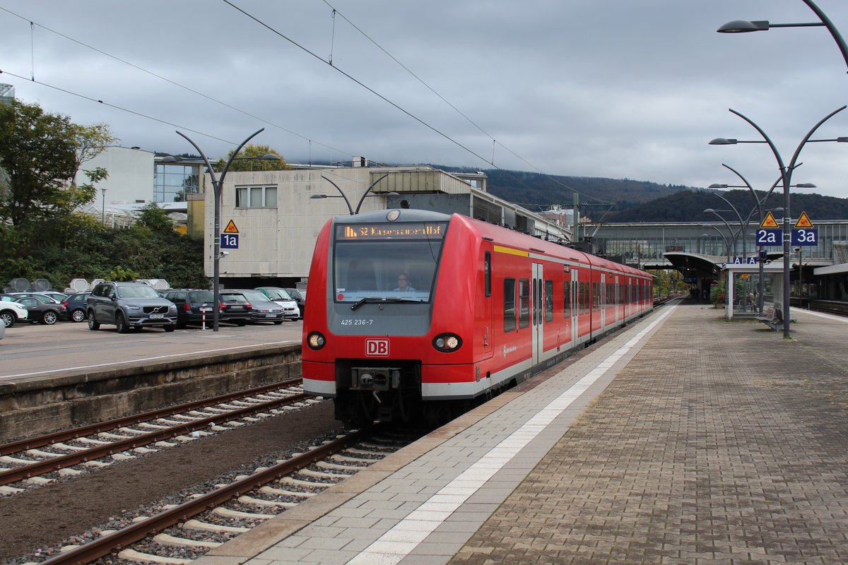 Am 25.10.2017 verlässt 425 236 den Hauptbahnhof Heidelberg als S2 in Richtung Mannheim.