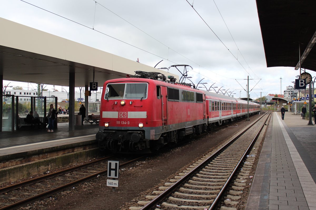 Am 25.10.2017 wird in Heidelberg ein RE nach Heilbronn auf Gleis 4 bereitgestellt.