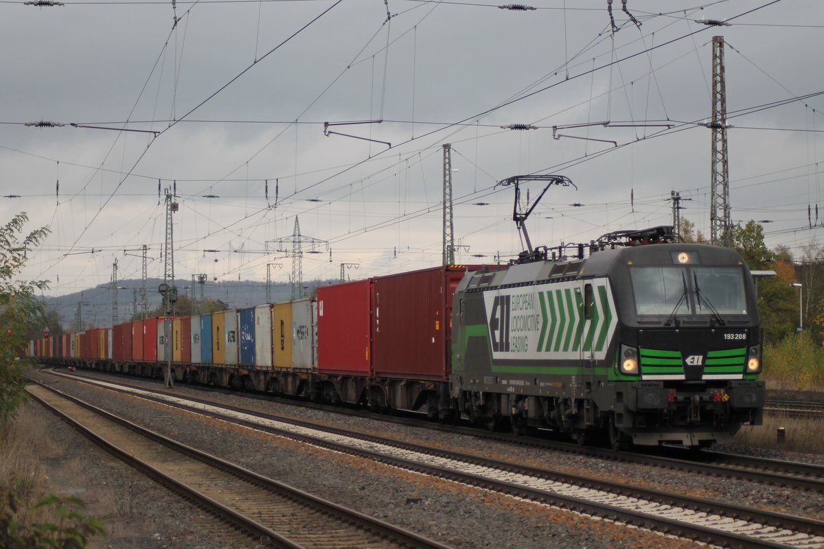 Am 25.10.2018 zog 193 208 einen Containerzug durch Eichenberg in Richtung Bebra. 